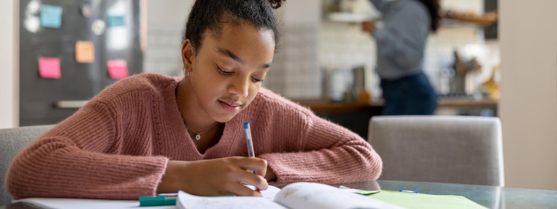 Comment aider mon ado à devenir autonome dans son travail scolaire quotidien ?