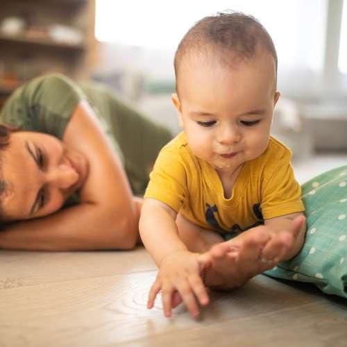 Le 5ᵉ trimestre : penser l’équilibre fragile entre vie professionnelle et cocon familial