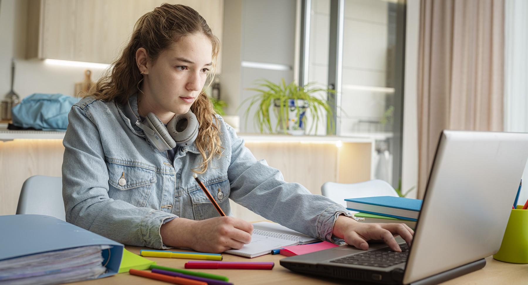 Comment favoriser l’autonomie de mon ado dans son travail scolaire journalier ?